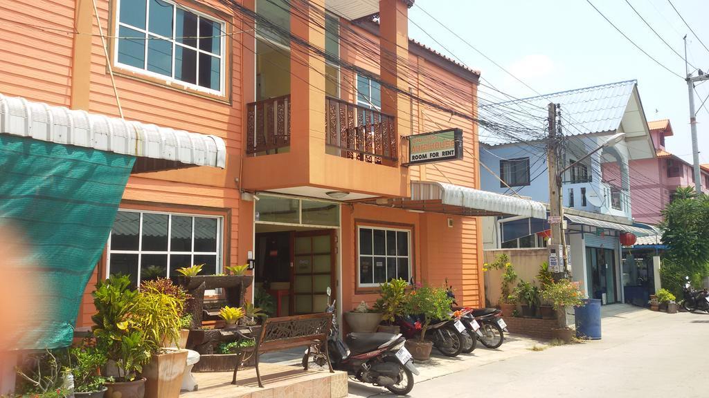 Aura House Hotel Pattaya Bagian luar foto