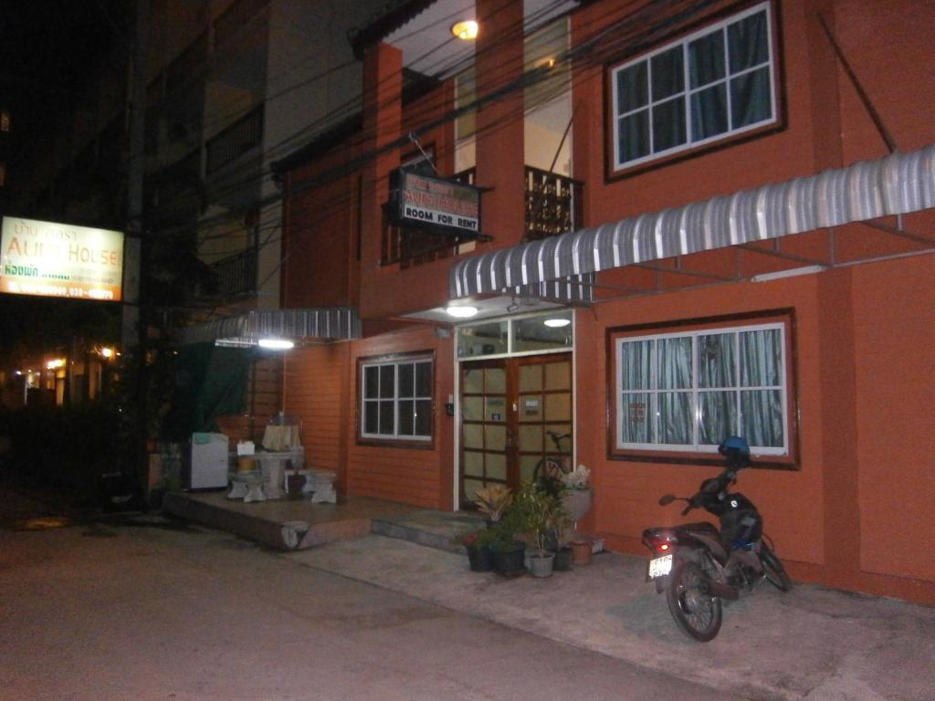 Aura House Hotel Pattaya Bagian luar foto