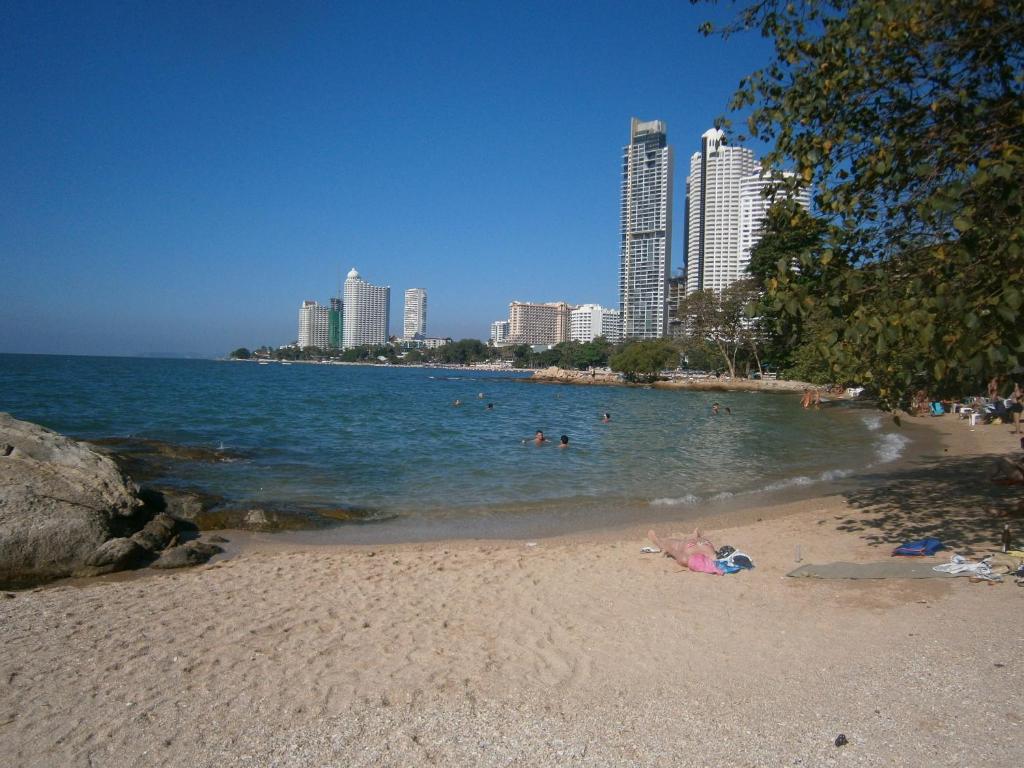 Aura House Hotel Pattaya Bagian luar foto