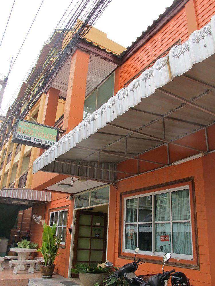Aura House Hotel Pattaya Bagian luar foto