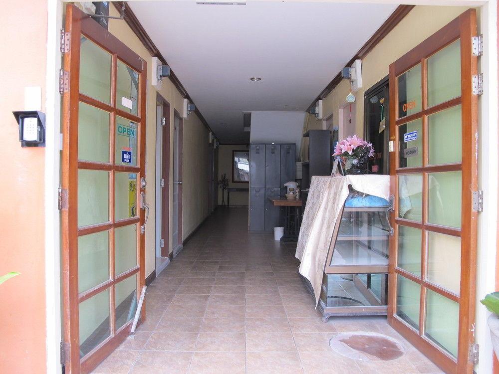 Aura House Hotel Pattaya Bagian luar foto