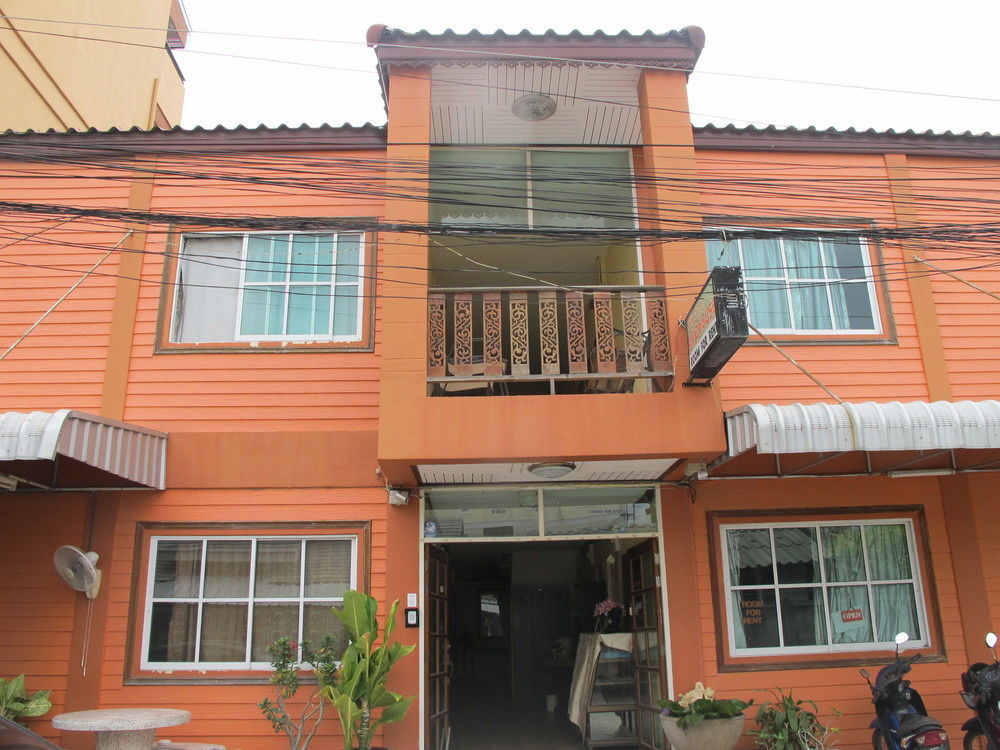Aura House Hotel Pattaya Bagian luar foto