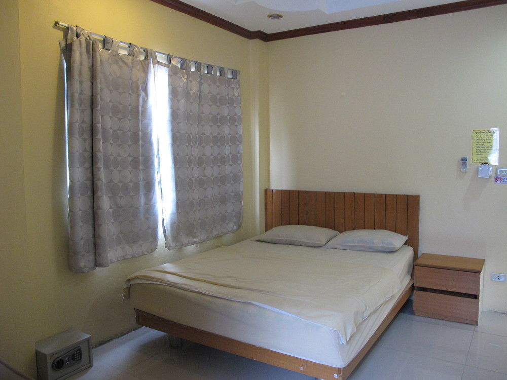 Aura House Hotel Pattaya Bagian luar foto