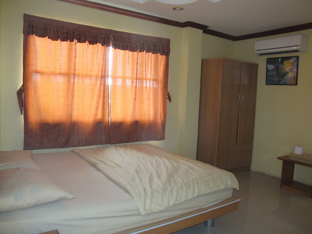 Aura House Hotel Pattaya Bagian luar foto