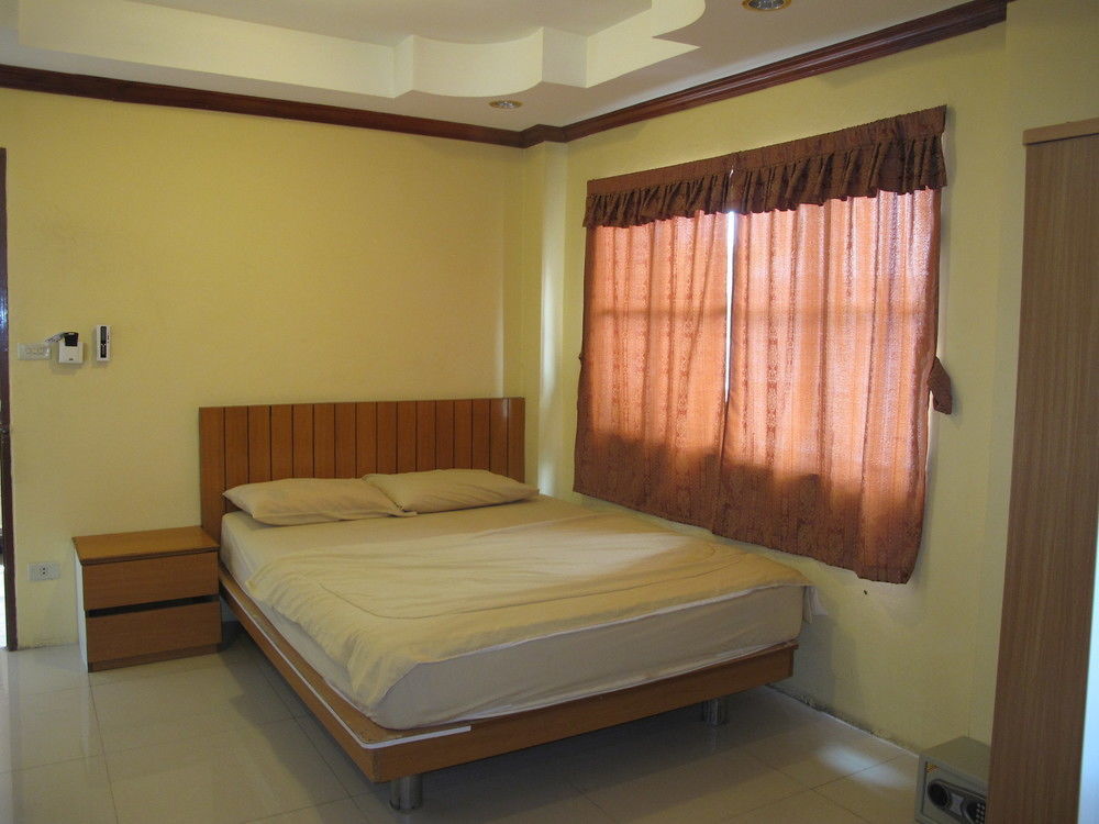 Aura House Hotel Pattaya Bagian luar foto