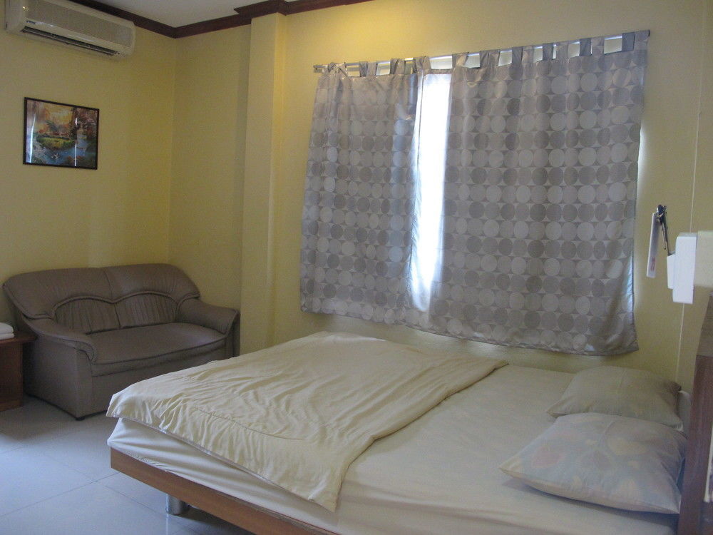 Aura House Hotel Pattaya Bagian luar foto