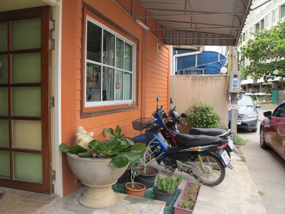 Aura House Hotel Pattaya Bagian luar foto